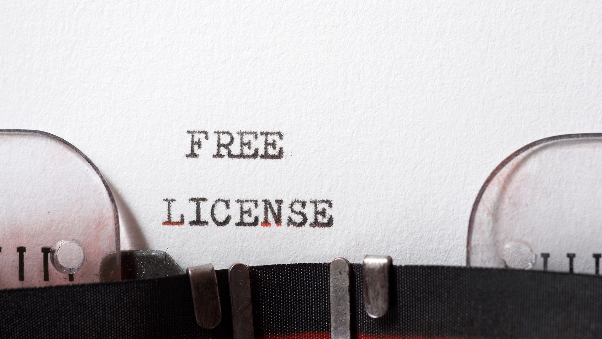 In Schreibmaschine eingespanntes Blatt auf dem "Free License" steht