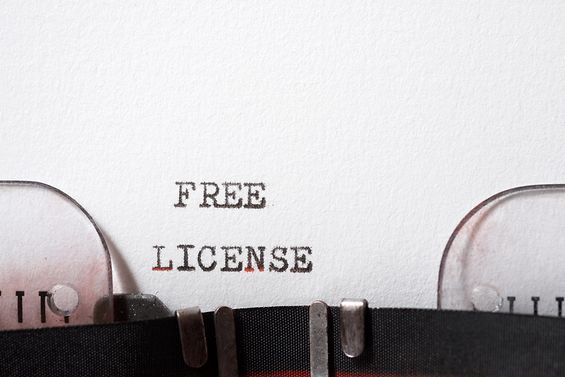In Schreibmaschine eingespanntes Blatt auf dem "Free License" steht